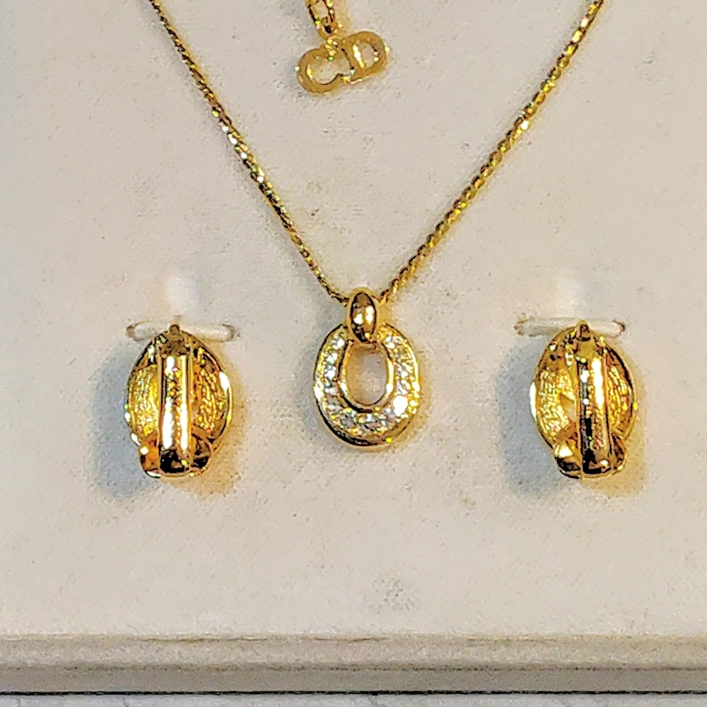 CHRISTIAN DIOR 18K GOLD PLATED DIOR NECKLACE & CLIP ON EARRINGS SET IN BOX - Picture 12 of 14